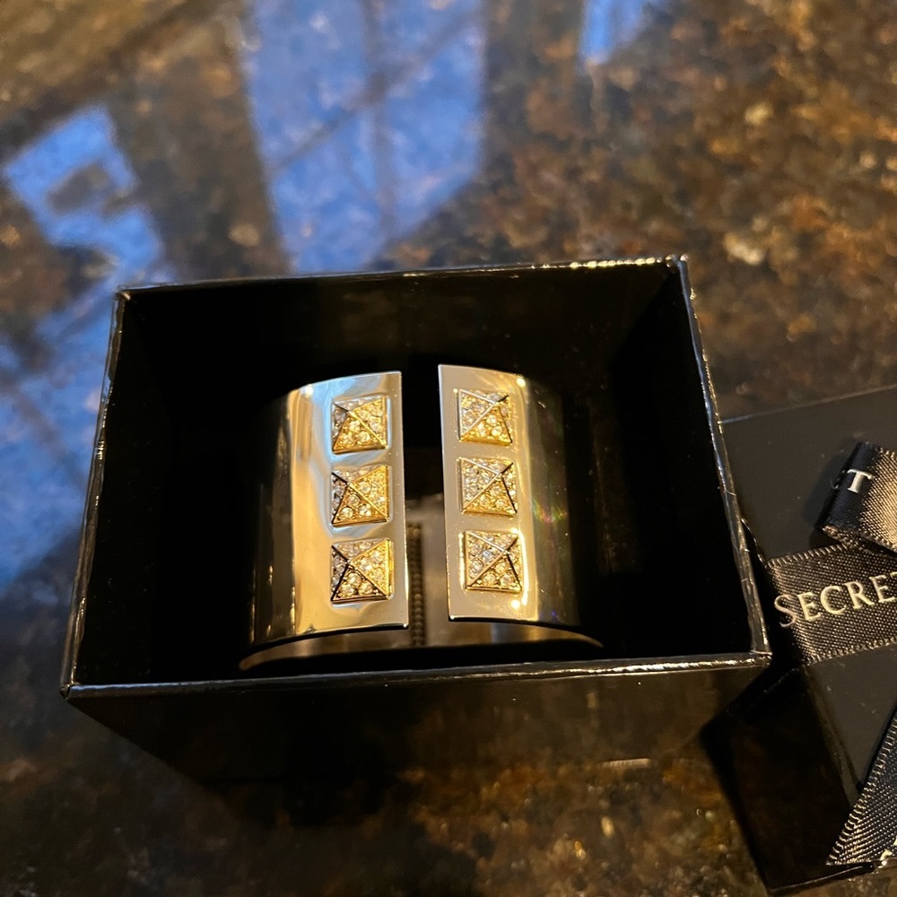 Victoria’s Secret Gold Crystal Studded Cuff NIB Gift Box Statement Bracelet​ - Picture 5 of 14